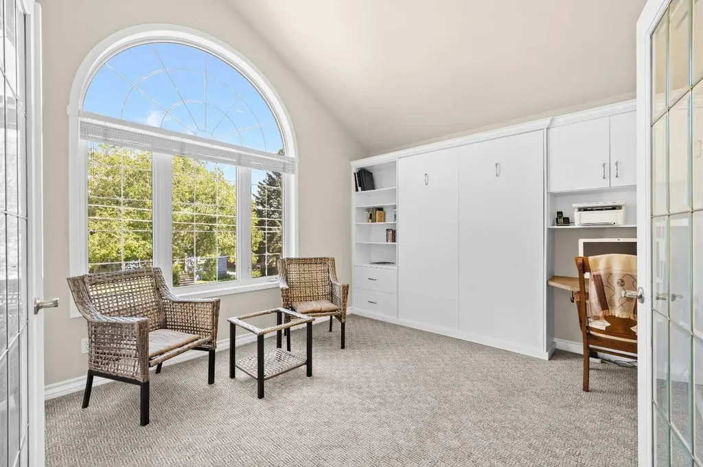 405 32 Avenue NW Calgary AB T2K 0Z5