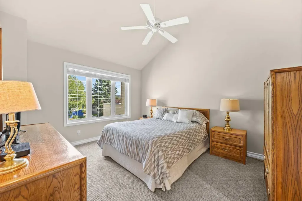 405 32 Avenue NW Calgary AB T2K 0Z5