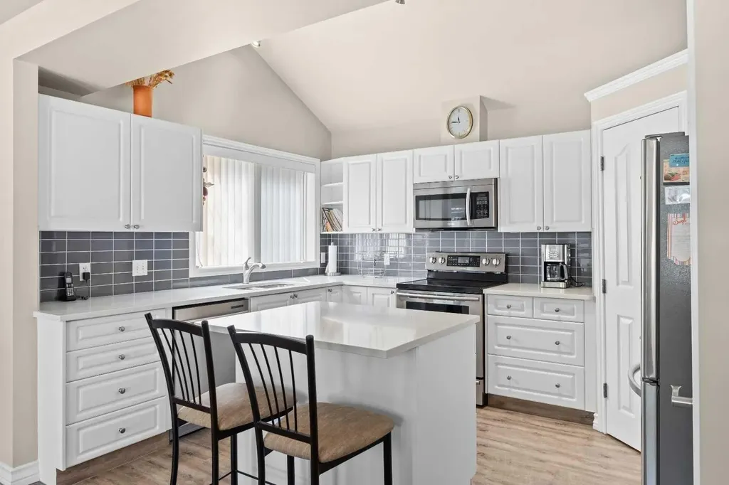 405 32 Avenue NW Calgary AB T2K 0Z5