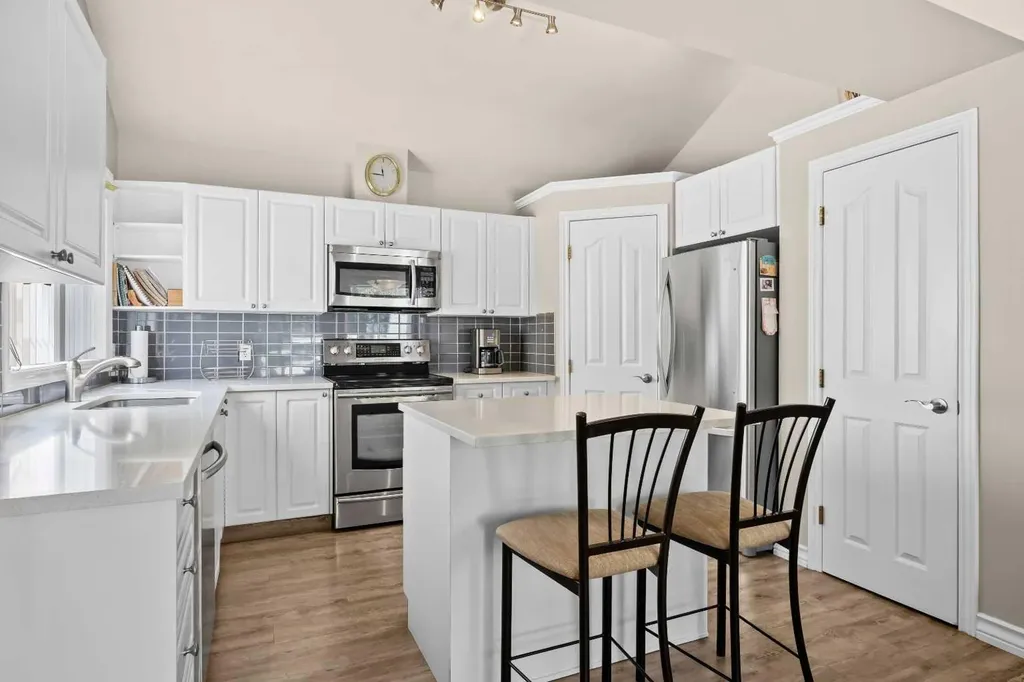 405 32 Avenue NW Calgary AB T2K 0Z5