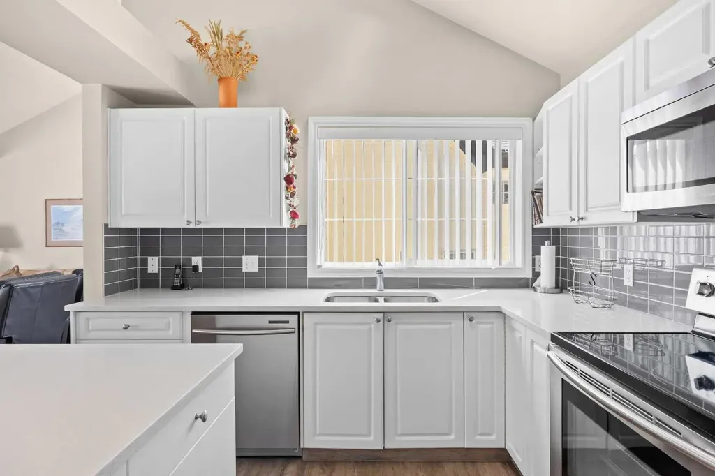 405 32 Avenue NW Calgary AB T2K 0Z5