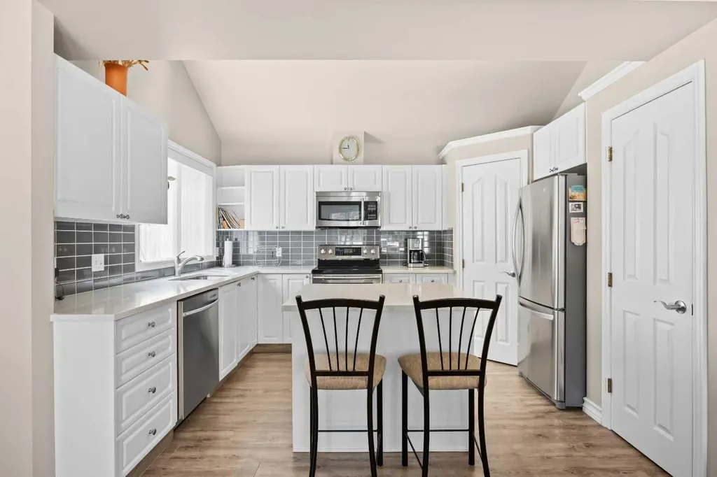 405 32 Avenue NW Calgary AB T2K 0Z5