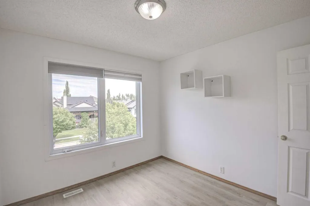 23 Prestwick Cove SE Calgary AB T2Z 3W2