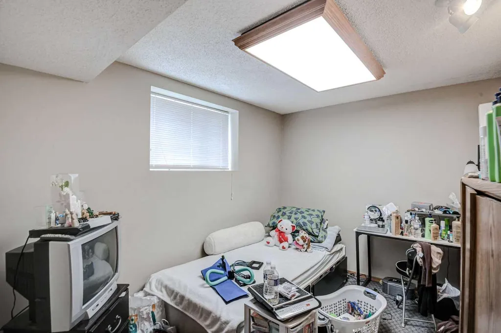 23 Prestwick Cove SE Calgary AB T2Z 3W2
