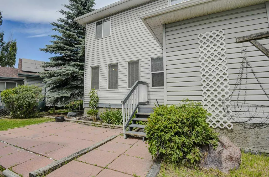 23 Prestwick Cove SE Calgary AB T2Z 3W2