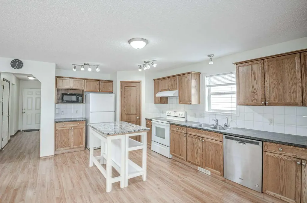 23 Prestwick Cove SE Calgary AB T2Z 3W2