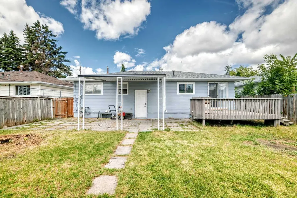 2016 46 Street SE Calgary AB T2B 1K6