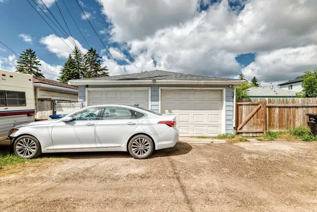 2016 46 Street SE Calgary AB T2B 1K6