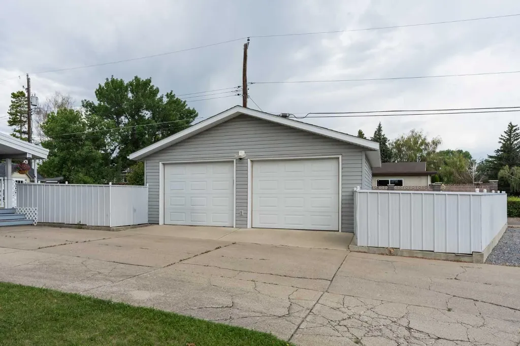 1102 Lakeview Drive S Lethbridge AB T1K 3E9