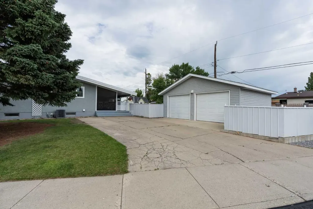 1102 Lakeview Drive S Lethbridge AB T1K 3E9