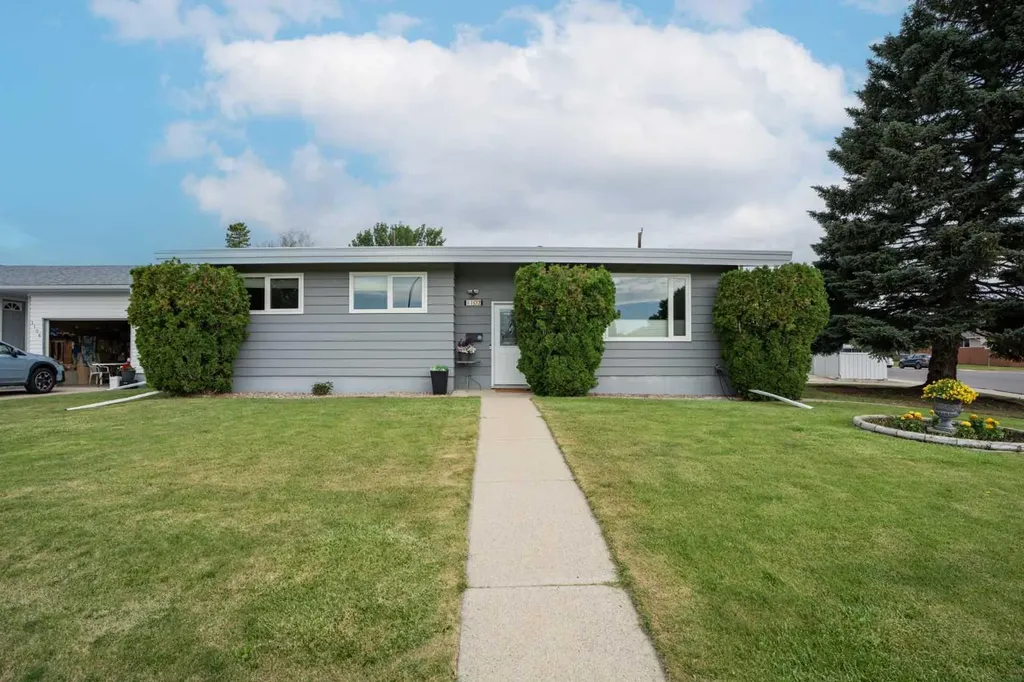 1102 Lakeview Drive S Lethbridge AB T1K 3E9