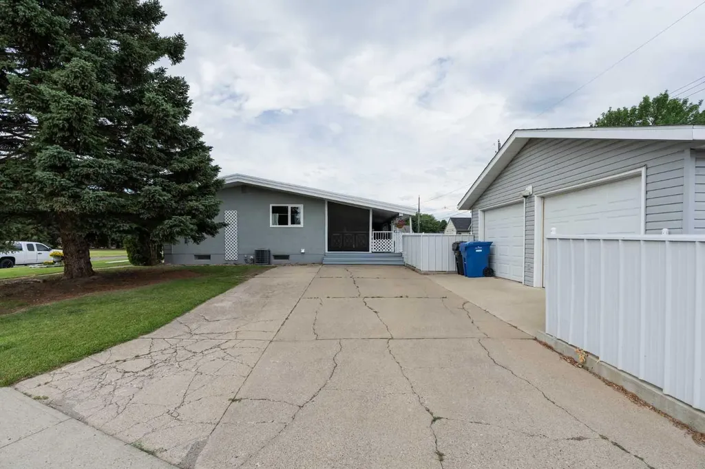 1102 Lakeview Drive S Lethbridge AB T1K 3E9
