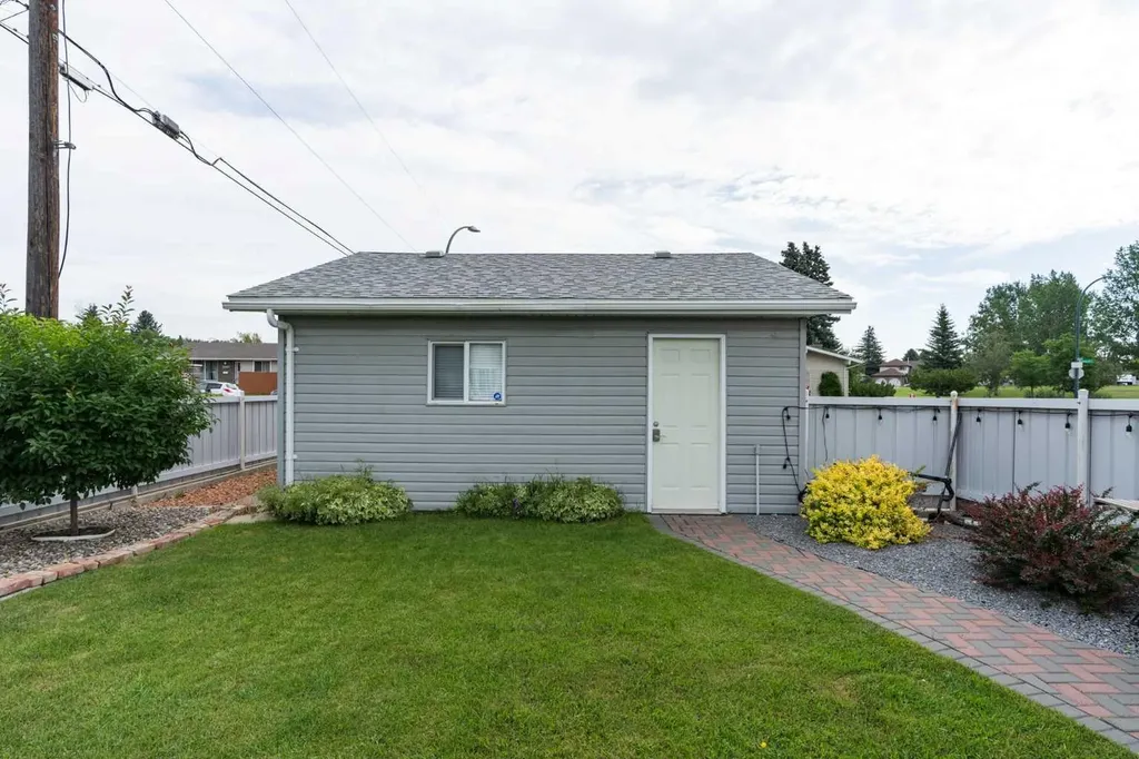 1102 Lakeview Drive S Lethbridge AB T1K 3E9