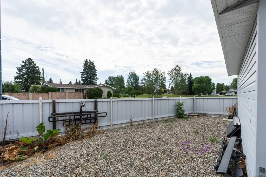 1102 Lakeview Drive S Lethbridge AB T1K 3E9