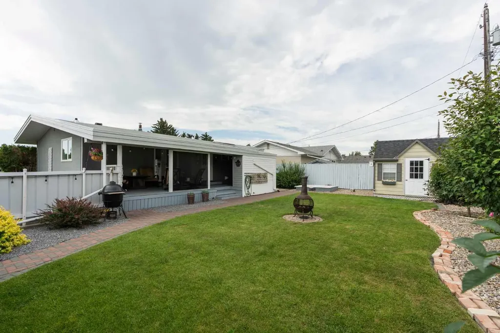 1102 Lakeview Drive S Lethbridge AB T1K 3E9