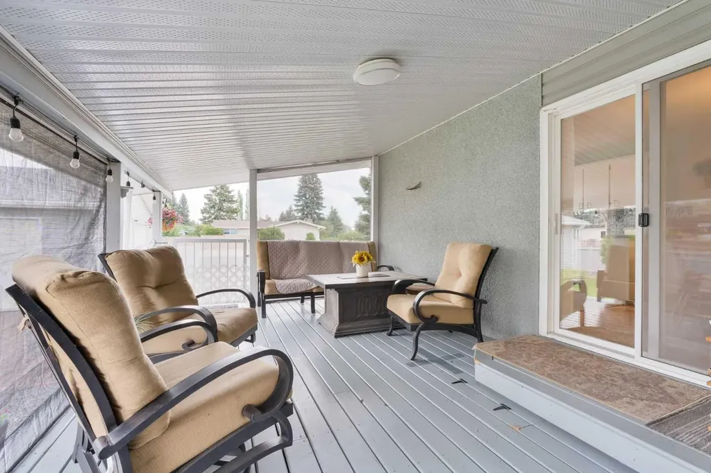 1102 Lakeview Drive S Lethbridge AB T1K 3E9
