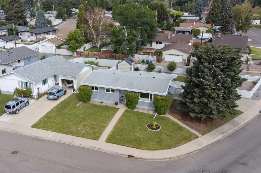 1102 Lakeview Drive S Lethbridge AB T1K 3E9