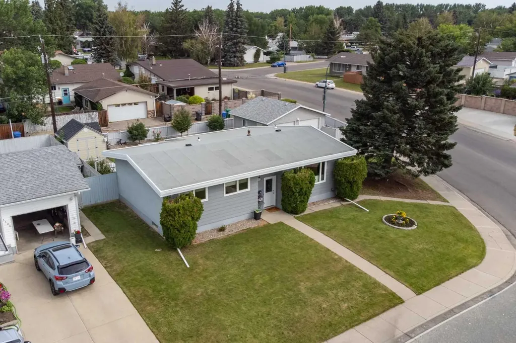 1102 Lakeview Drive S Lethbridge AB T1K 3E9