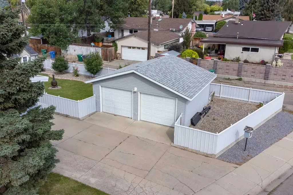 1102 Lakeview Drive S Lethbridge AB T1K 3E9