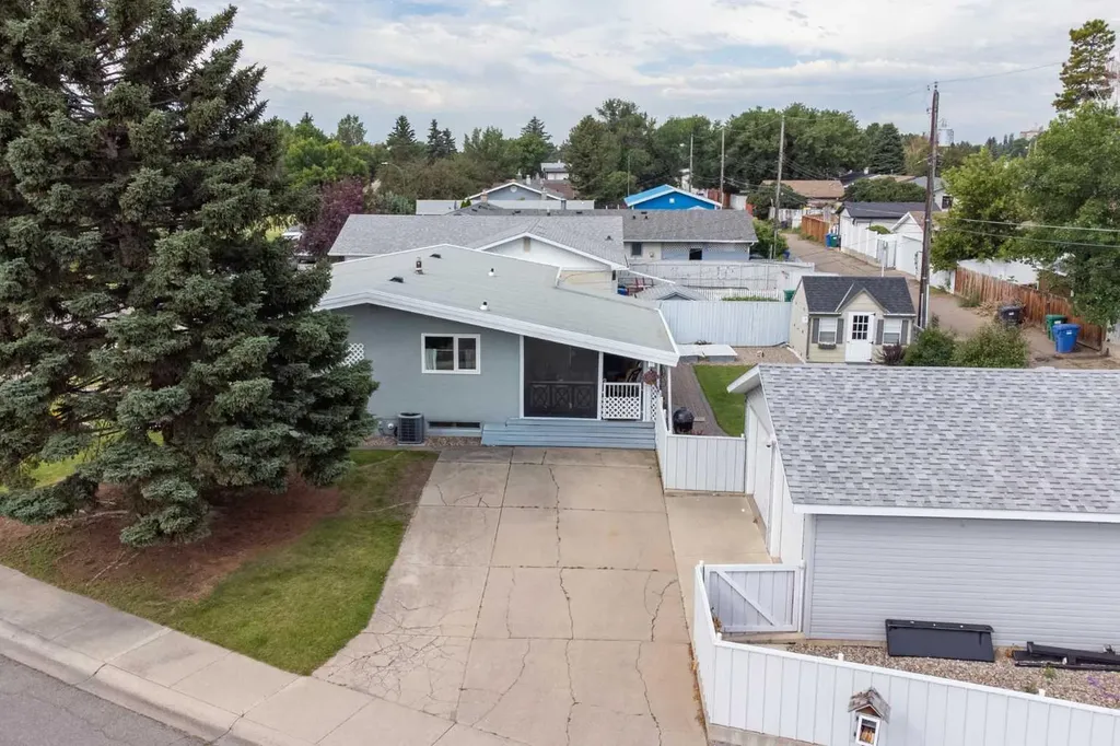 1102 Lakeview Drive S Lethbridge AB T1K 3E9