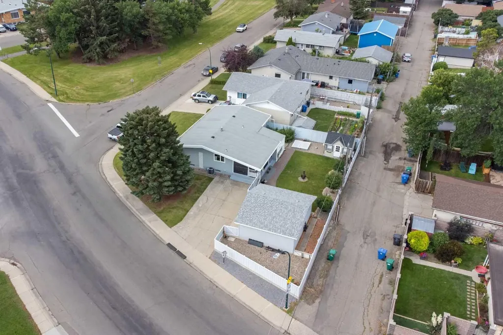 1102 Lakeview Drive S Lethbridge AB T1K 3E9