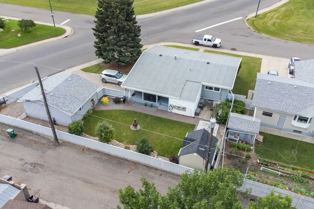 1102 Lakeview Drive S Lethbridge AB T1K 3E9