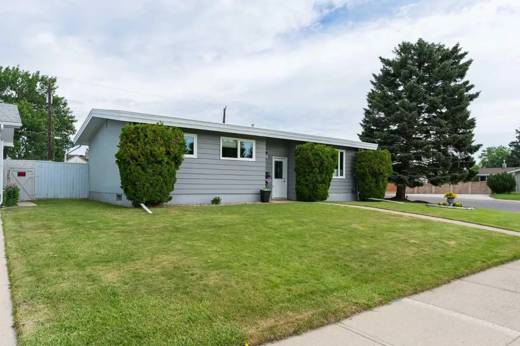 1102 Lakeview Drive S Lethbridge AB T1K 3E9