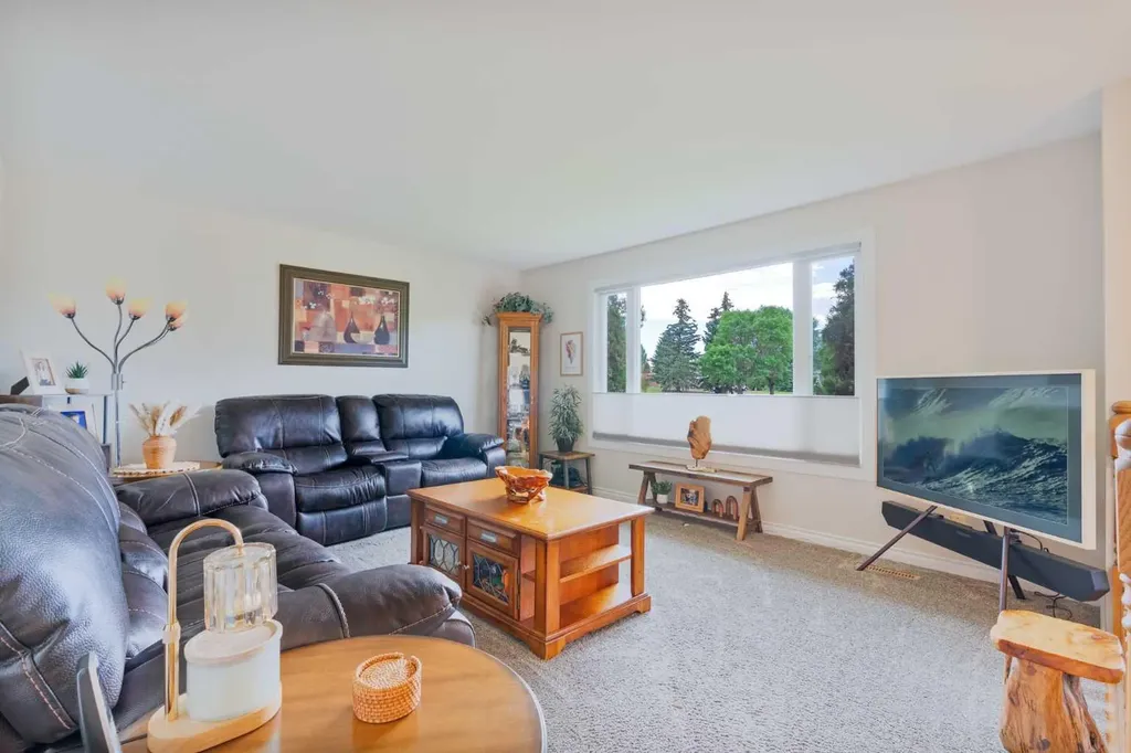 1102 Lakeview Drive S Lethbridge AB T1K 3E9