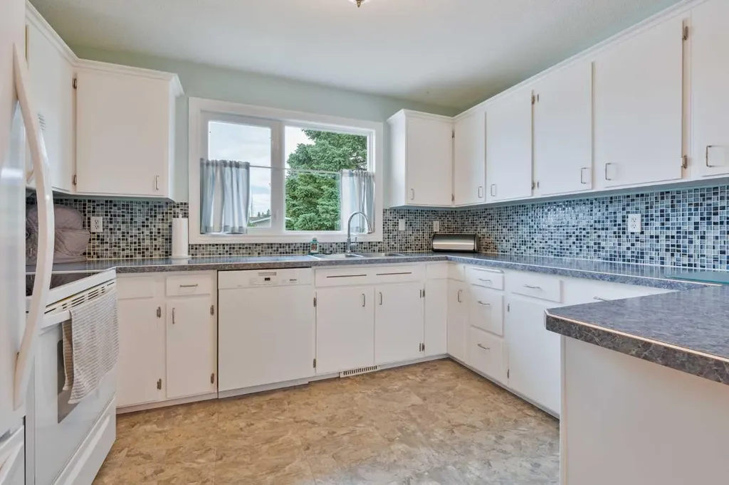 1102 Lakeview Drive S Lethbridge AB T1K 3E9