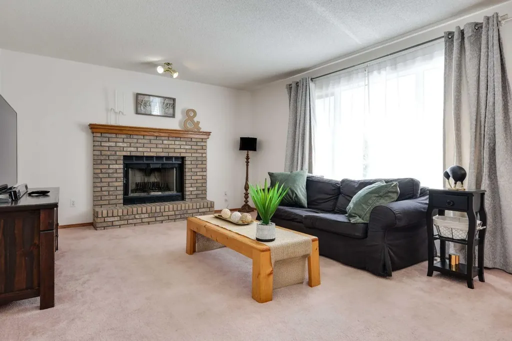 23 Sandalwood Close NW Calgary AB T3K 4B4