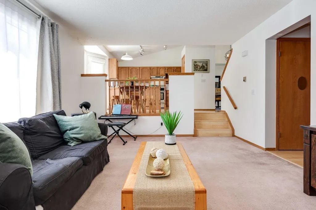 23 Sandalwood Close NW Calgary AB T3K 4B4