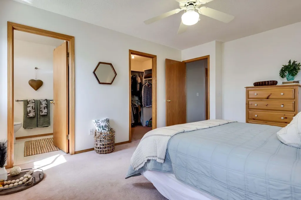 23 Sandalwood Close NW Calgary AB T3K 4B4