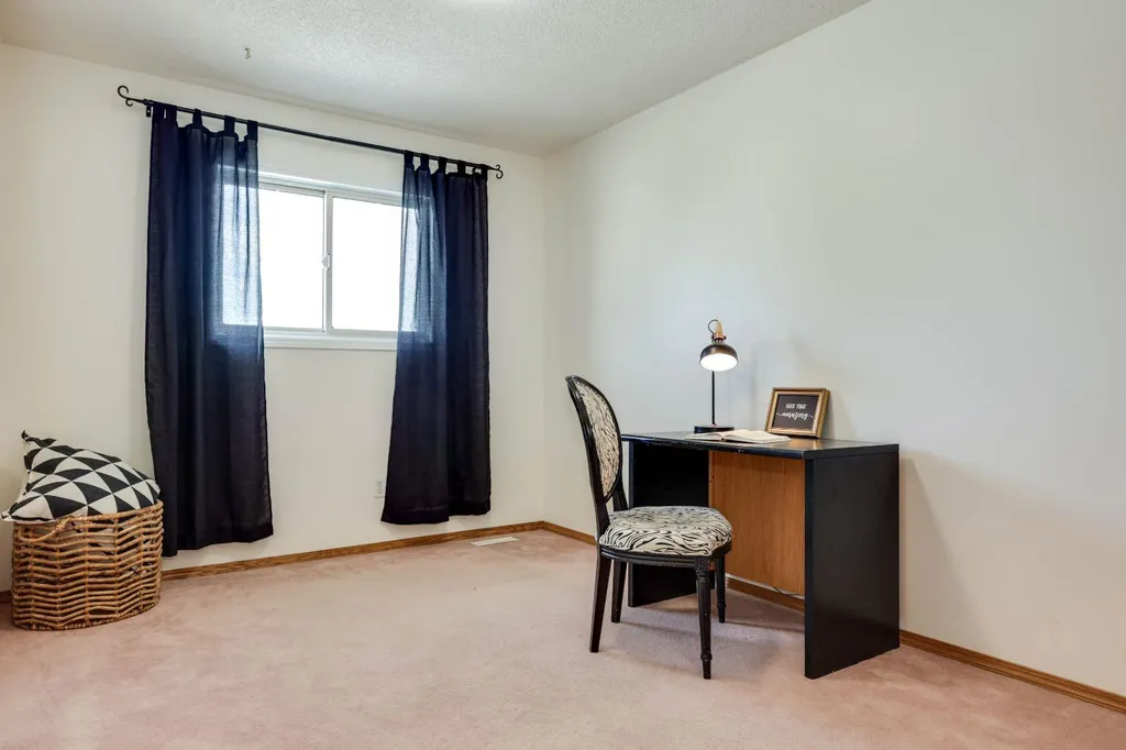 23 Sandalwood Close NW Calgary AB T3K 4B4
