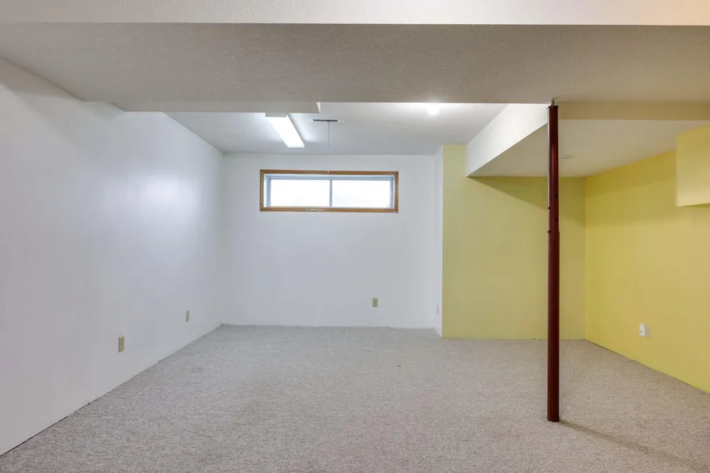 23 Sandalwood Close NW Calgary AB T3K 4B4