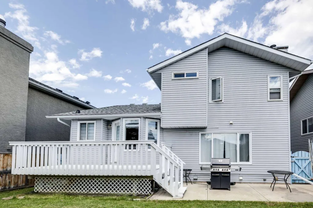 23 Sandalwood Close NW Calgary AB T3K 4B4
