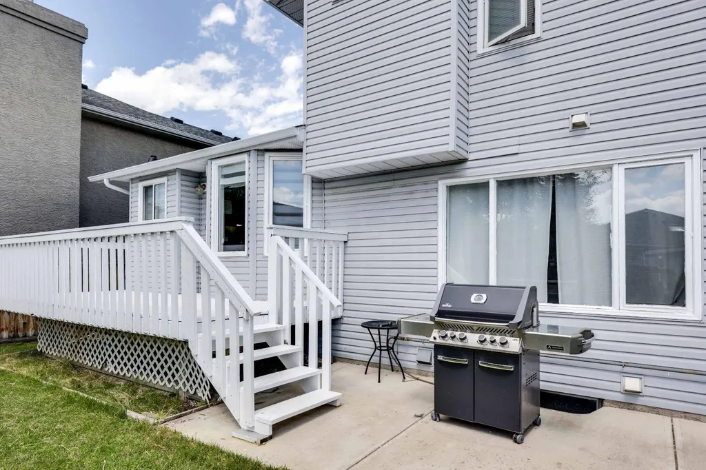 23 Sandalwood Close NW Calgary AB T3K 4B4