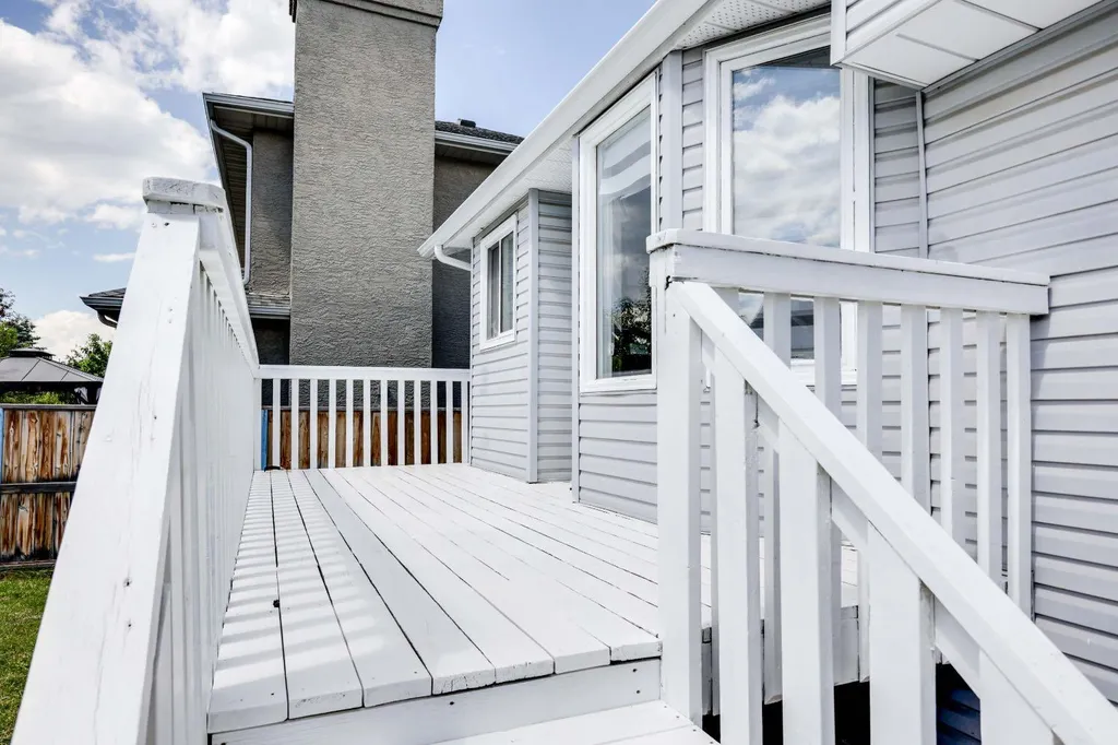 23 Sandalwood Close NW Calgary AB T3K 4B4