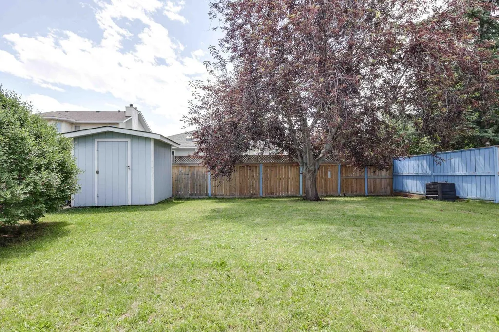 23 Sandalwood Close NW Calgary AB T3K 4B4