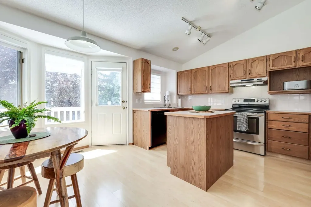 23 Sandalwood Close NW Calgary AB T3K 4B4