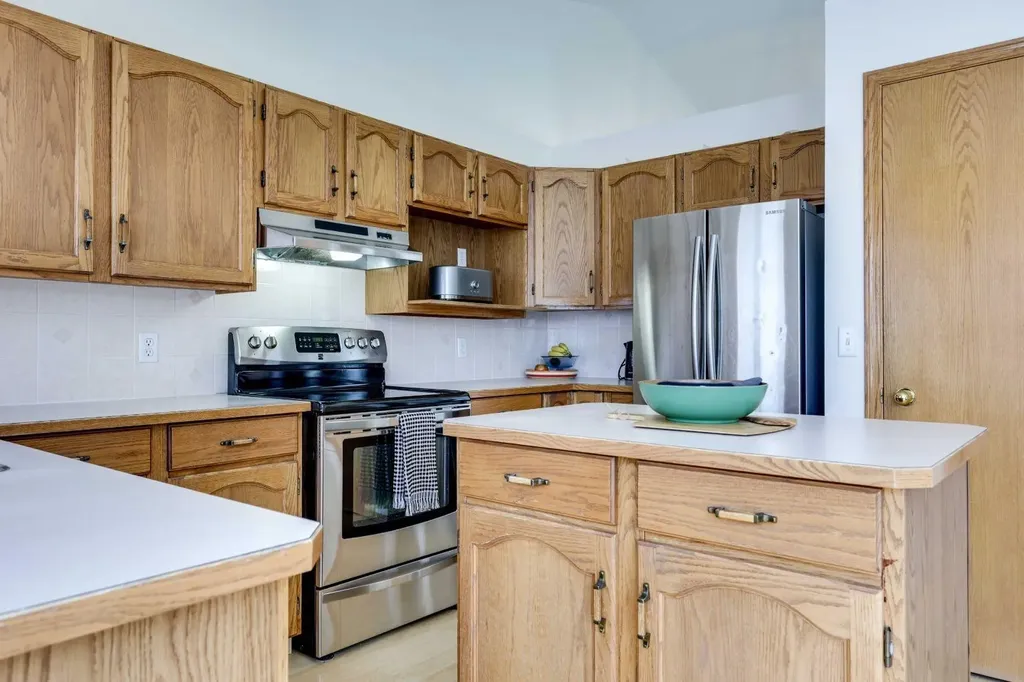 23 Sandalwood Close NW Calgary AB T3K 4B4