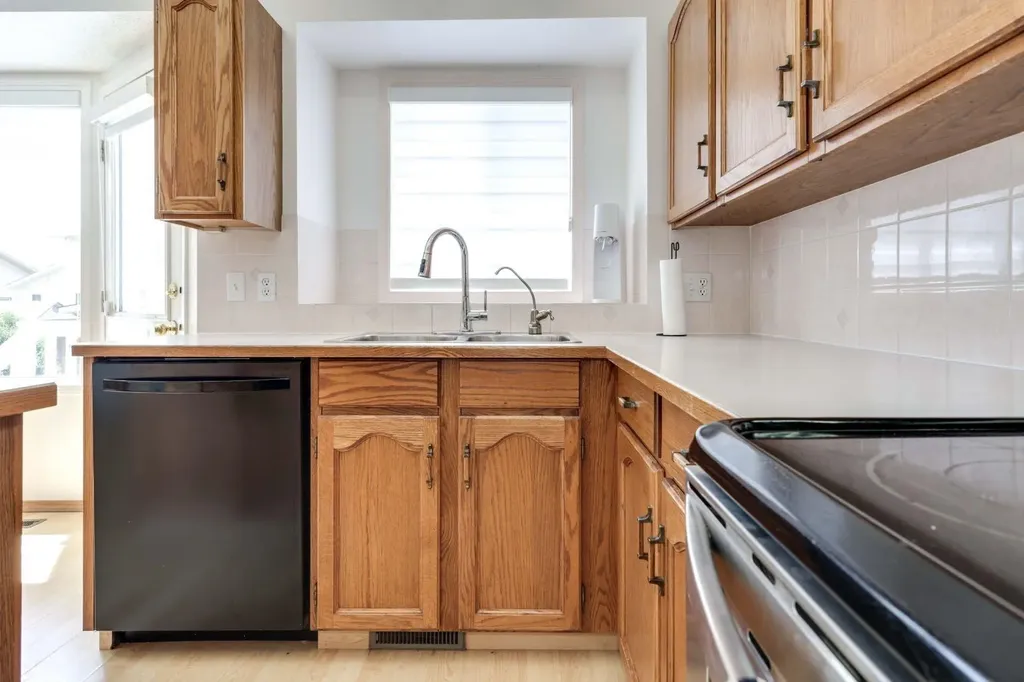 23 Sandalwood Close NW Calgary AB T3K 4B4