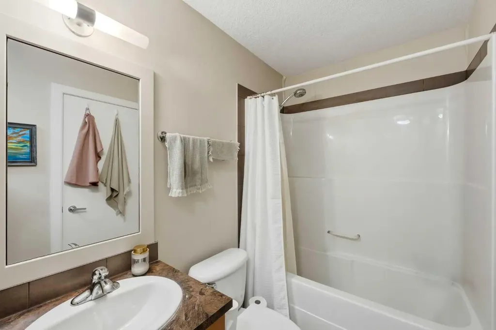 2420 34 Avenue SW Calgary AB T2T 2C8