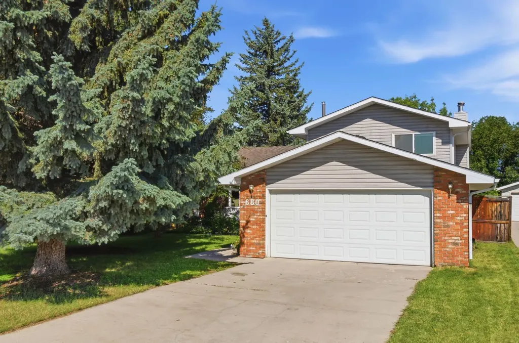 680 Deer Park Way SE Calgary AB T2J 5M1