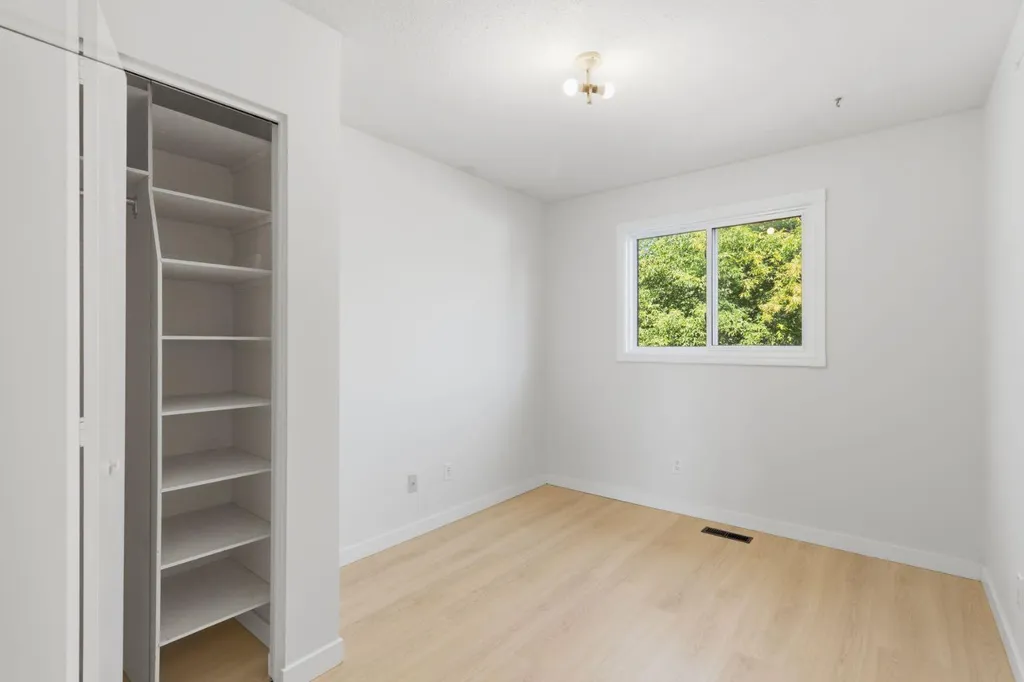 680 Deer Park Way SE Calgary AB T2J 5M1