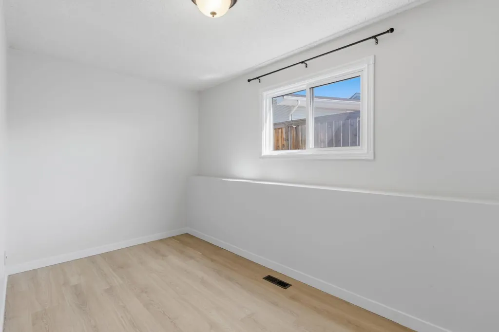 680 Deer Park Way SE Calgary AB T2J 5M1