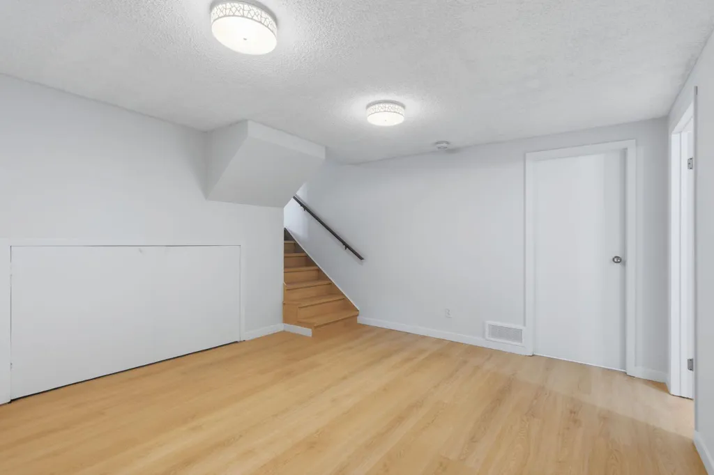 680 Deer Park Way SE Calgary AB T2J 5M1
