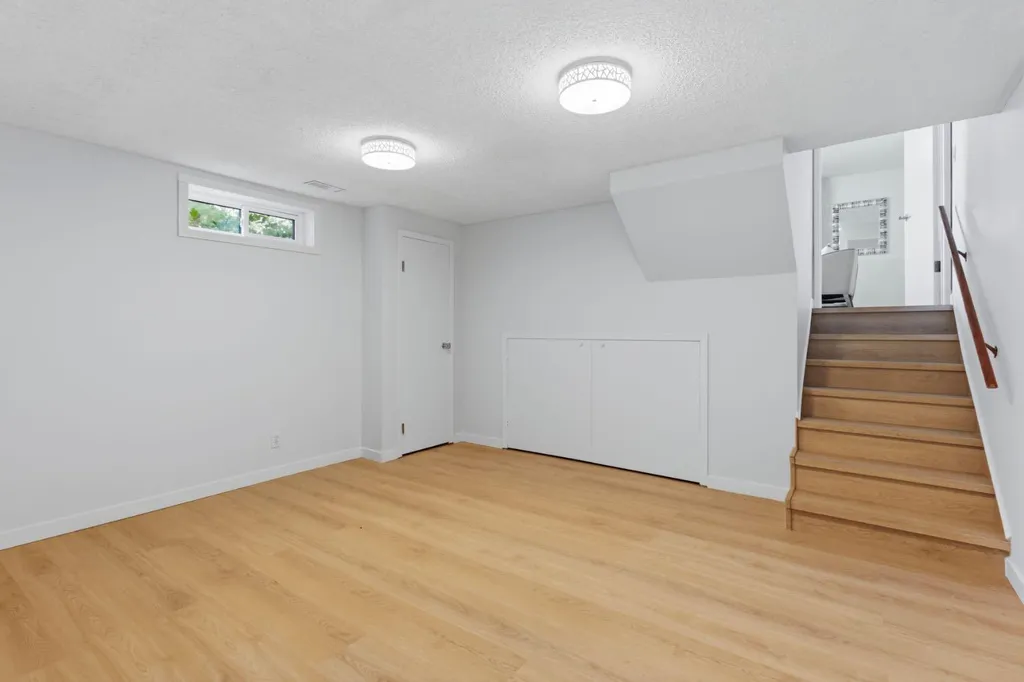 680 Deer Park Way SE Calgary AB T2J 5M1