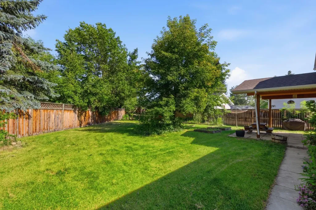 680 Deer Park Way SE Calgary AB T2J 5M1