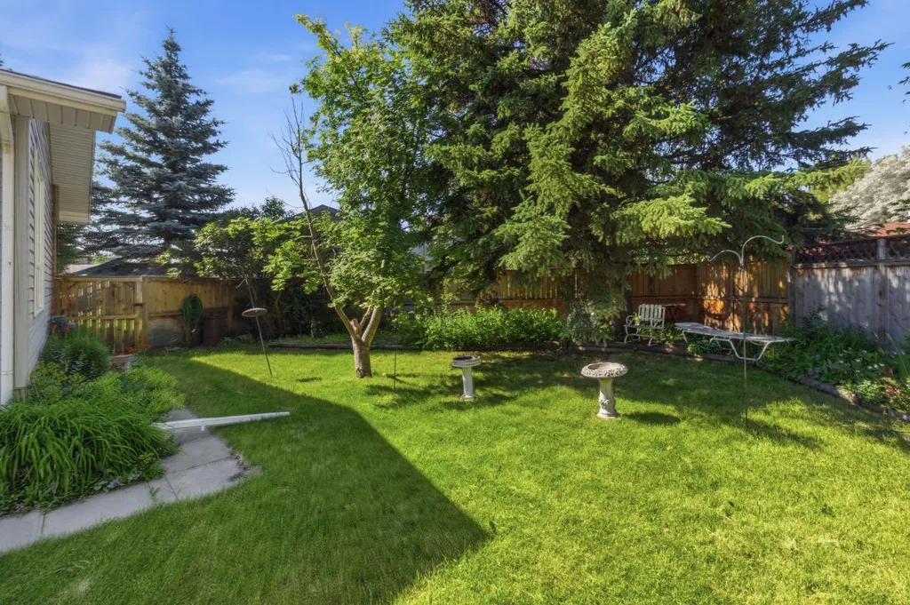 680 Deer Park Way SE Calgary AB T2J 5M1