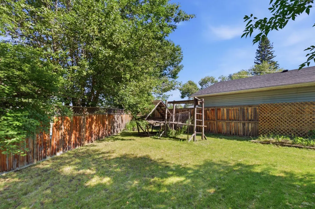 680 Deer Park Way SE Calgary AB T2J 5M1